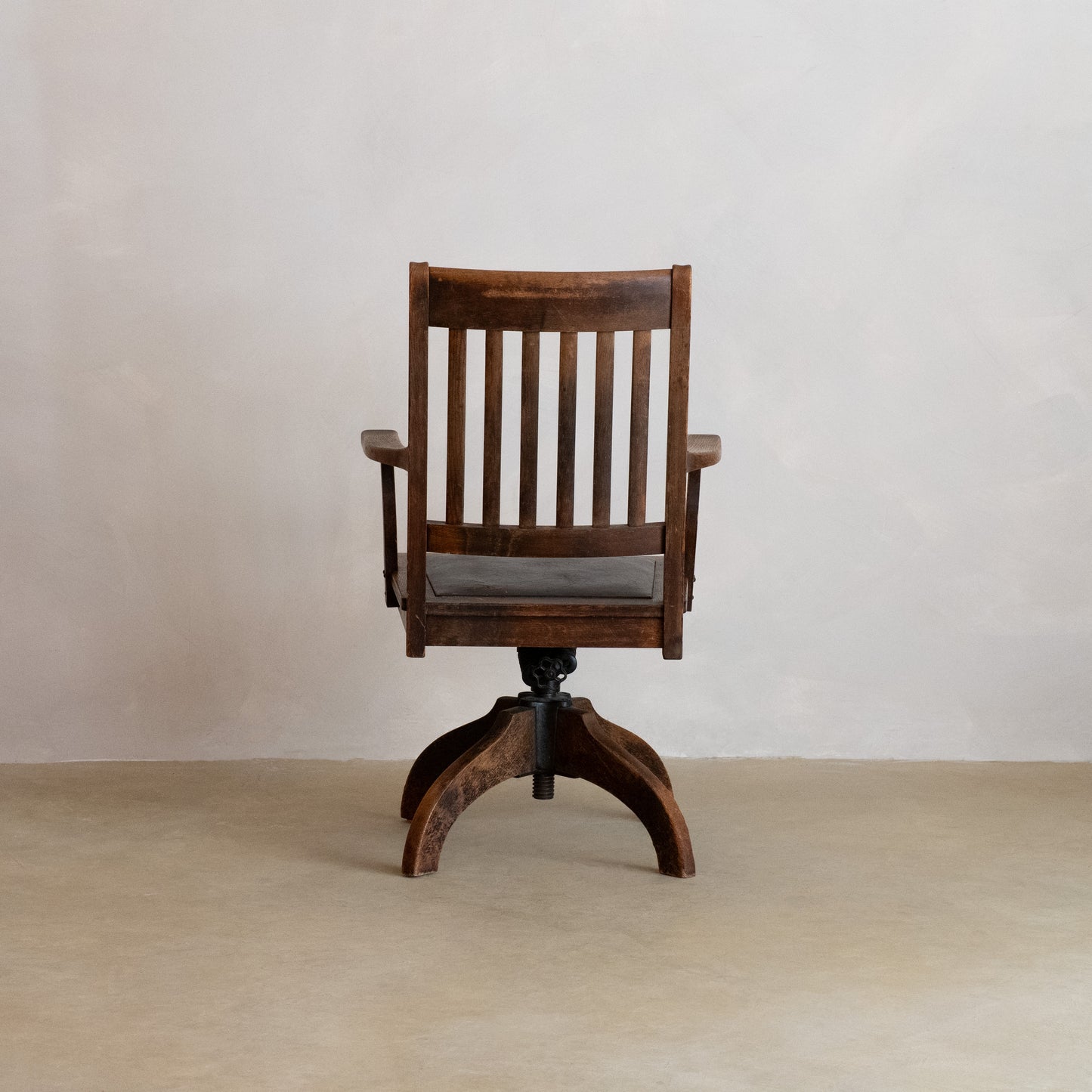 SILLÓN DE OFICINA GIRATORIO AMERICANO DE ROBLE CON ASIENTO DE CUERO, CIRCA 1900
