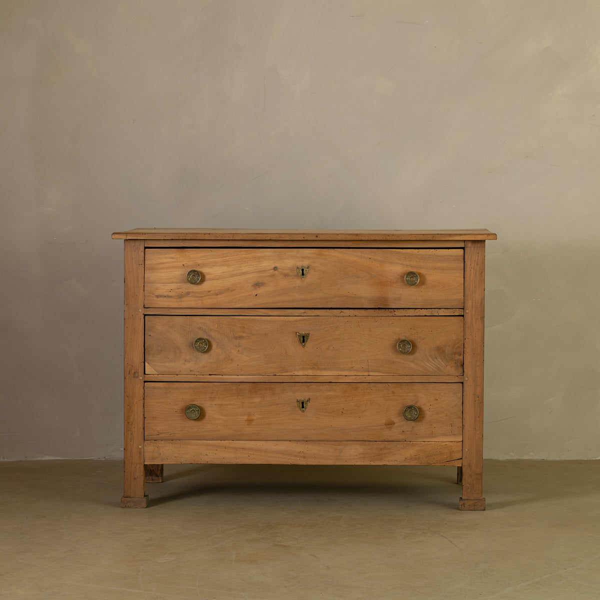 CÓMODA PROVINCIAL ITALIANA EN MADERA MACIZA, SIGLO XIX