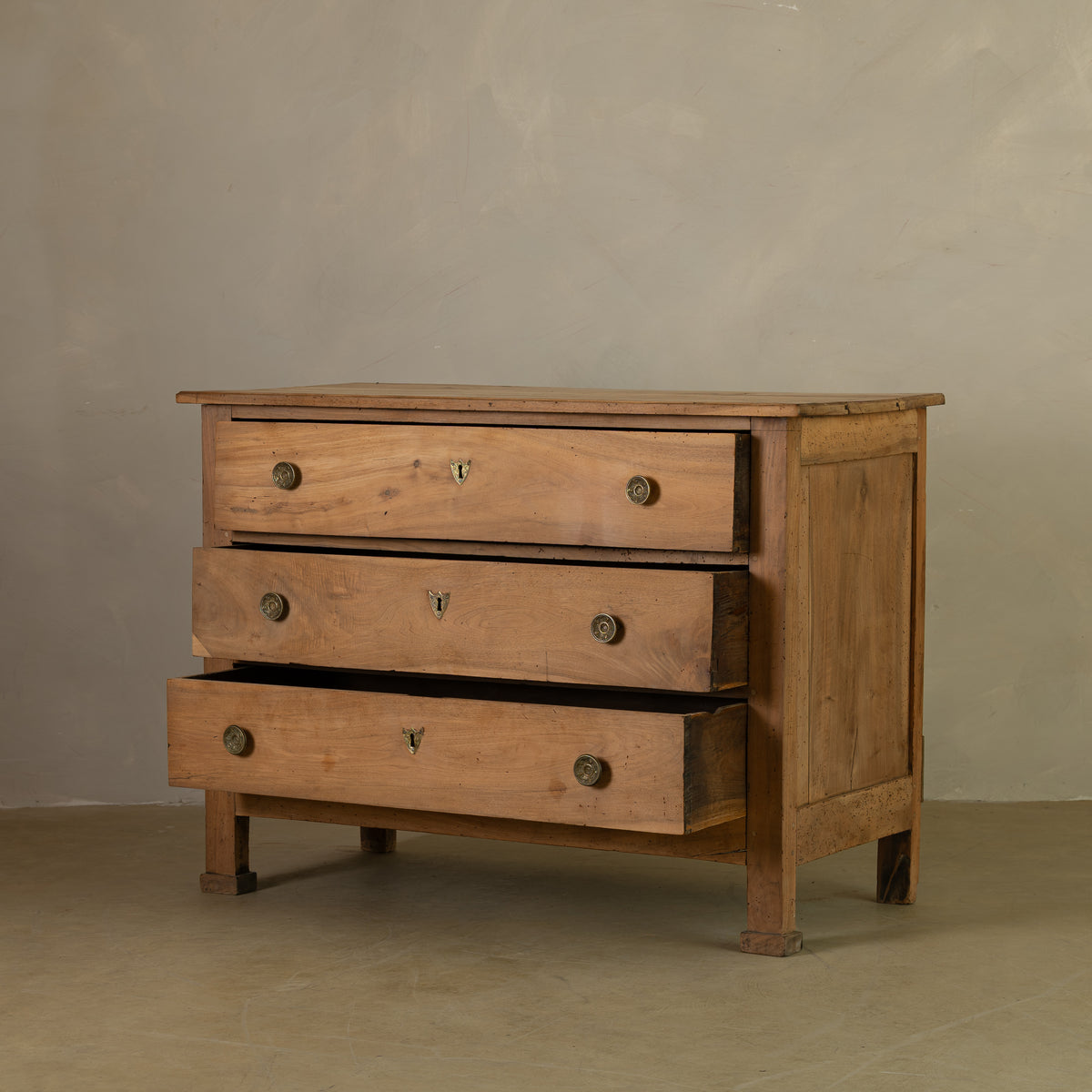 CÓMODA PROVINCIAL ITALIANA EN MADERA MACIZA, SIGLO XIX