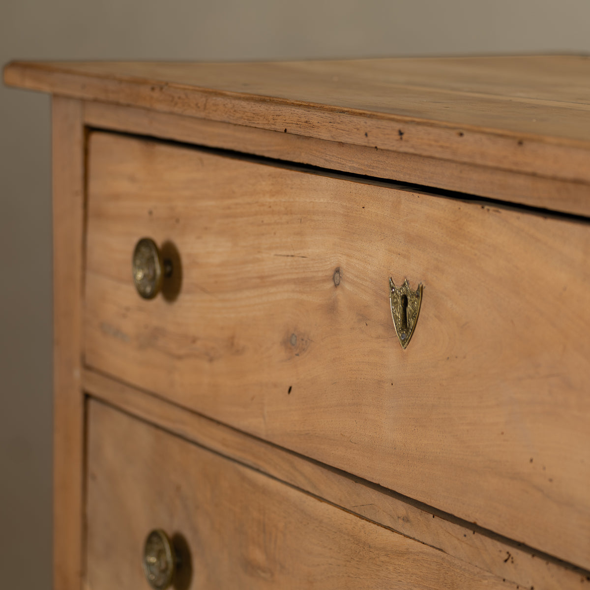 CÓMODA PROVINCIAL ITALIANA EN MADERA MACIZA, SIGLO XIX