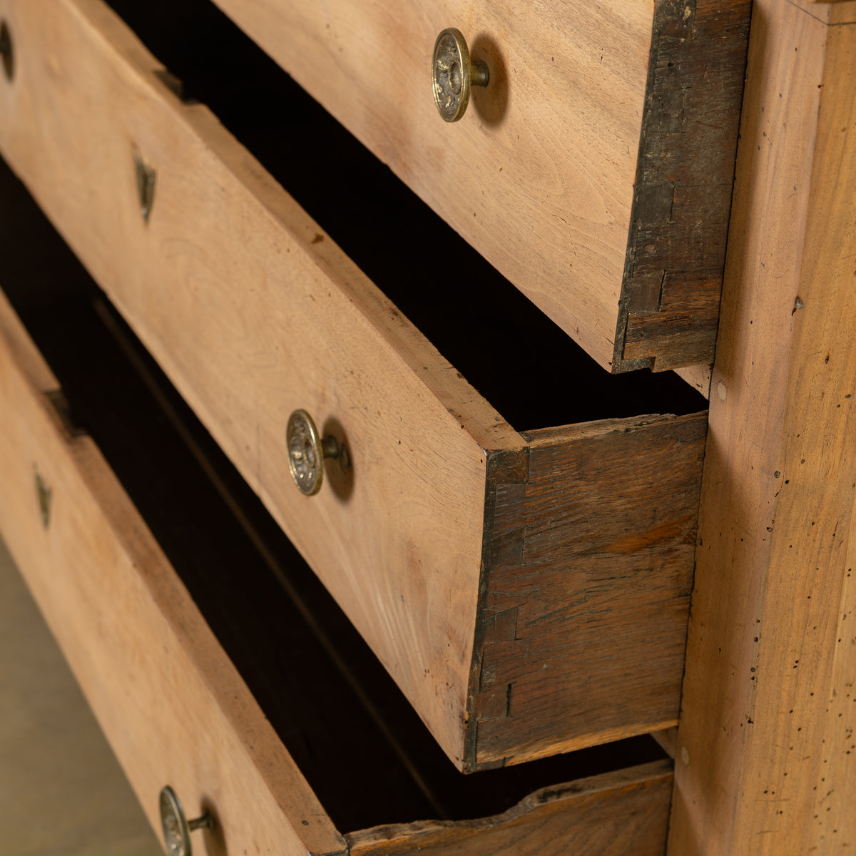 CÓMODA PROVINCIAL ITALIANA EN MADERA MACIZA, SIGLO XIX