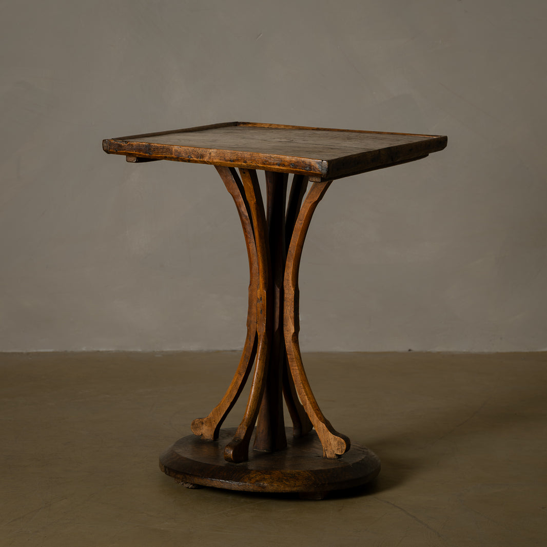 MESA AUXILIAR VERNÁCULA EN MADERA, CIRCA 1930