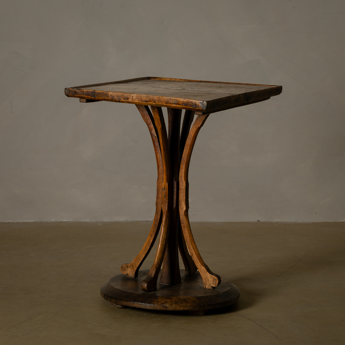 MESA AUXILIAR VERNÁCULA EN MADERA, CIRCA 1930
