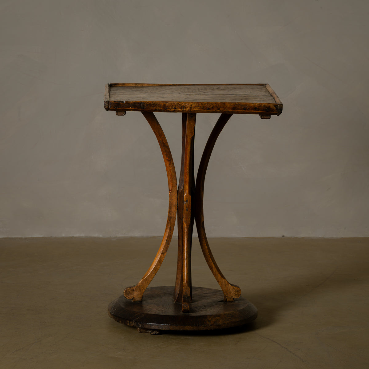 MESA AUXILIAR VERNÁCULA EN MADERA, CIRCA 1930