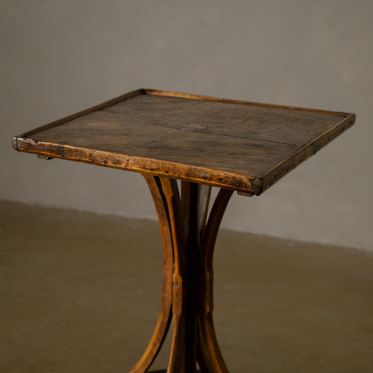 MESA AUXILIAR VERNÁCULA EN MADERA, CIRCA 1930