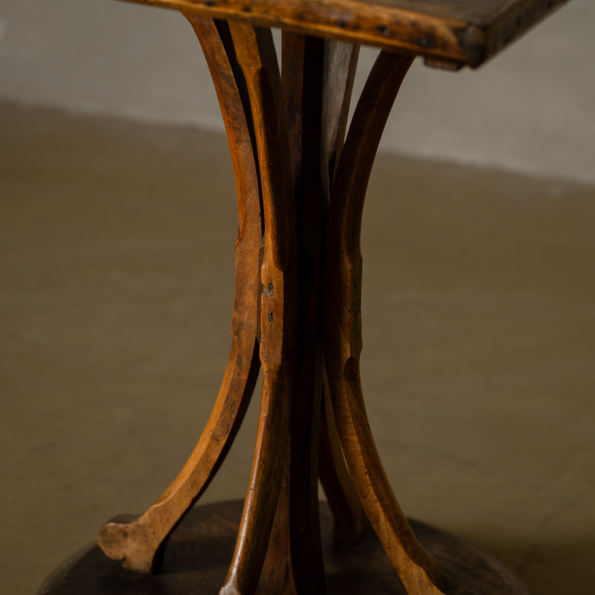 MESA AUXILIAR VERNÁCULA EN MADERA, CIRCA 1930
