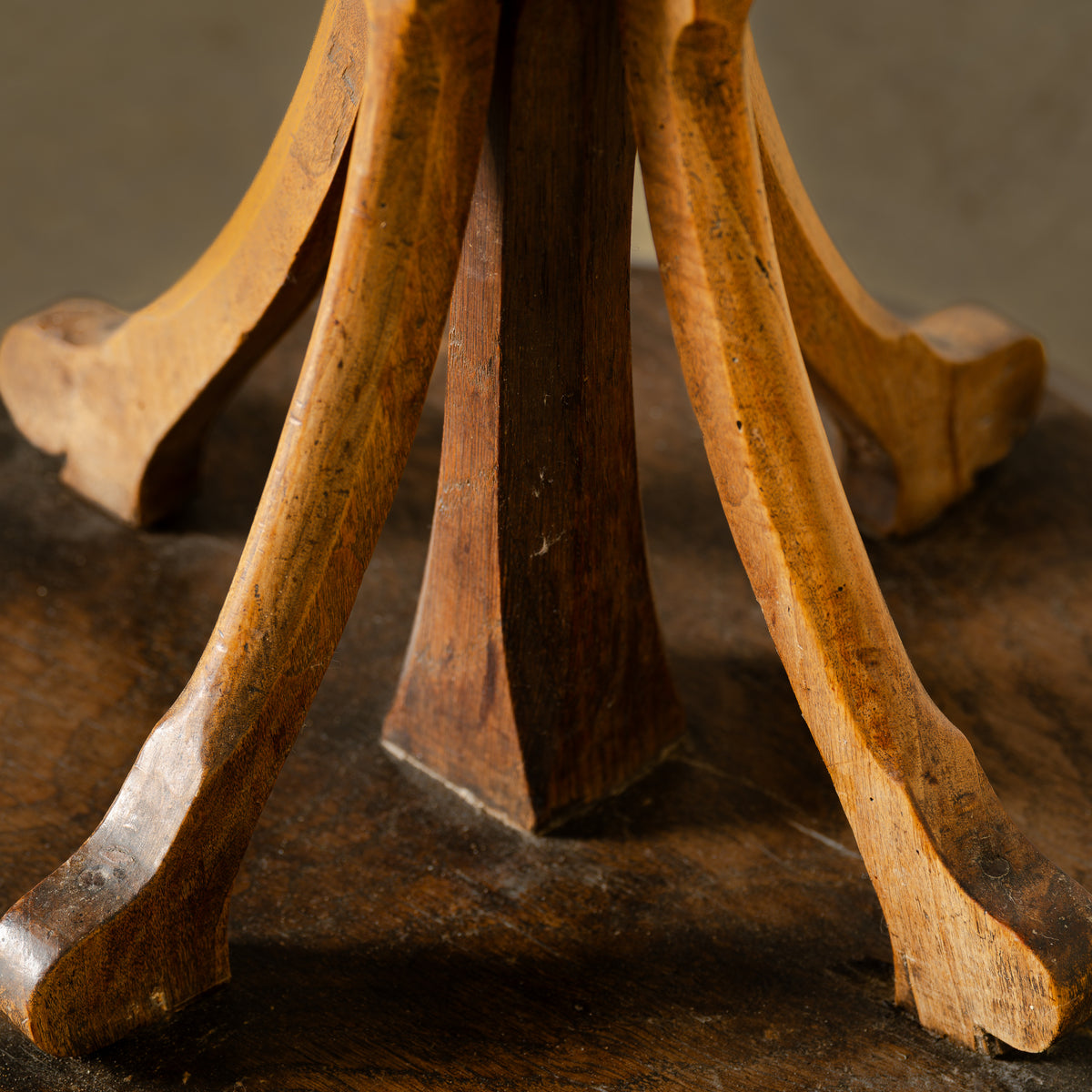MESA AUXILIAR VERNÁCULA EN MADERA, CIRCA 1930