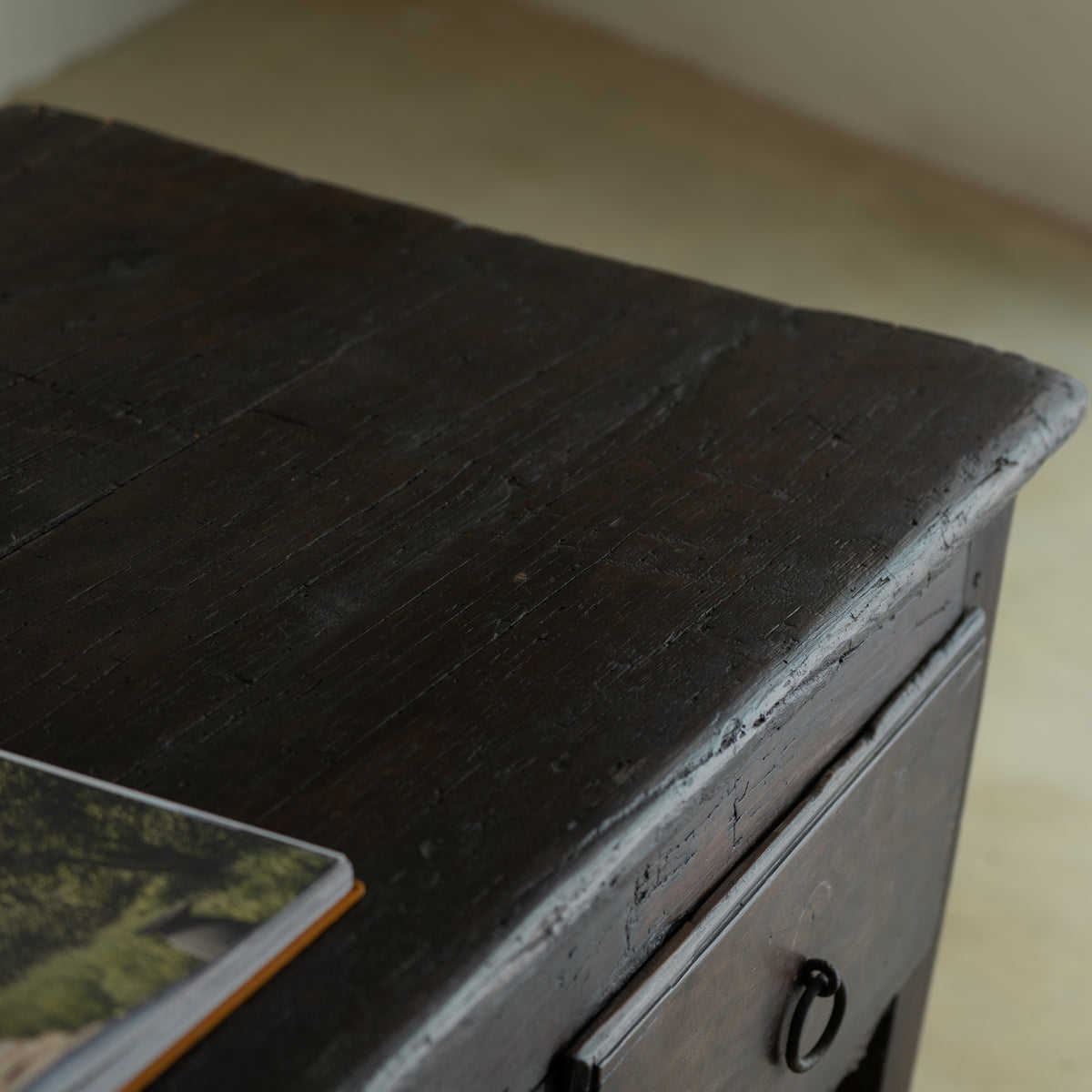 MESA DE CENTRO ANTIGUA DEL SIGLO XVIII, DE MADERA DE CASTAÑO DEL NORTE DE PORTUGAL