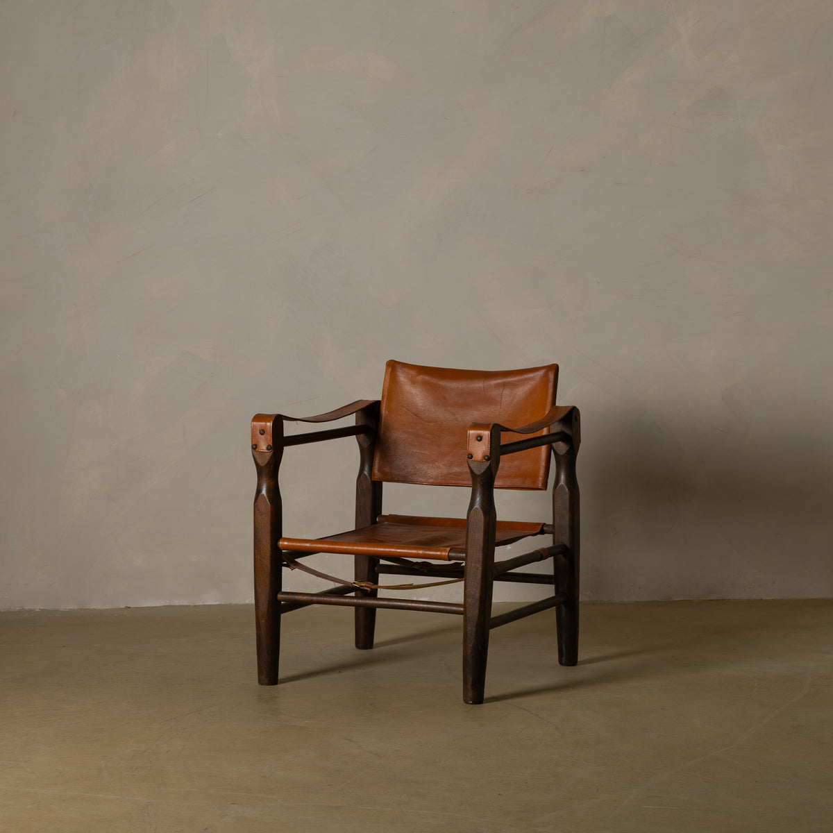 SILLÓN SAFARI EN MADERA Y CUERO — EUROPA, CIRCA 1960–1970