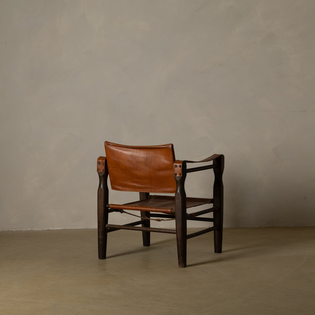 SILLÓN SAFARI EN MADERA Y CUERO — EUROPA, CIRCA 1960–1970