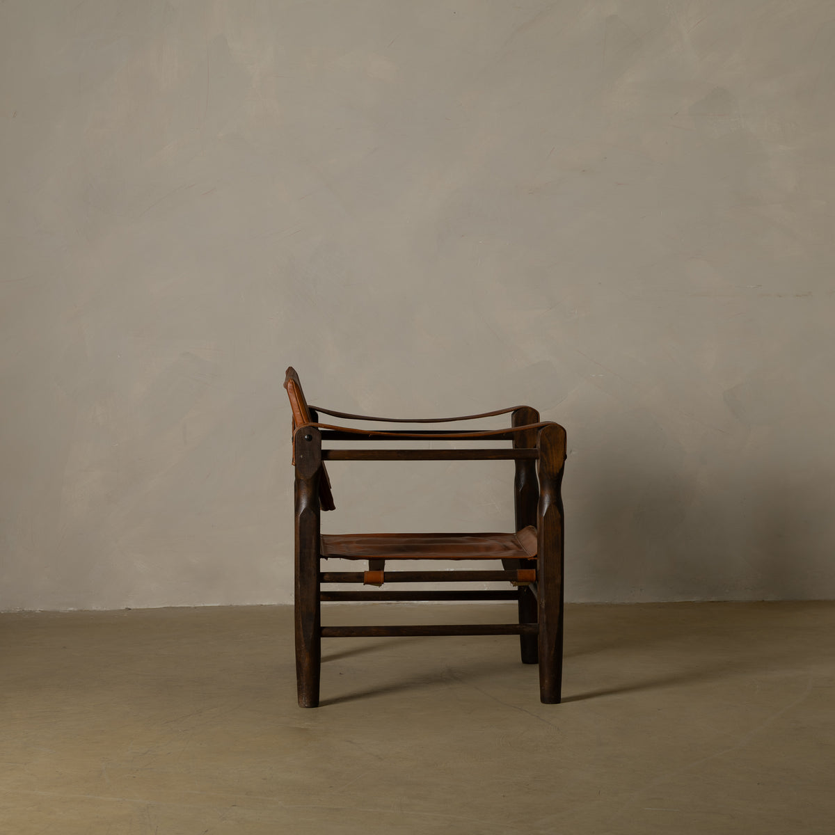 SILLÓN SAFARI EN MADERA Y CUERO — EUROPA, CIRCA 1960–1970