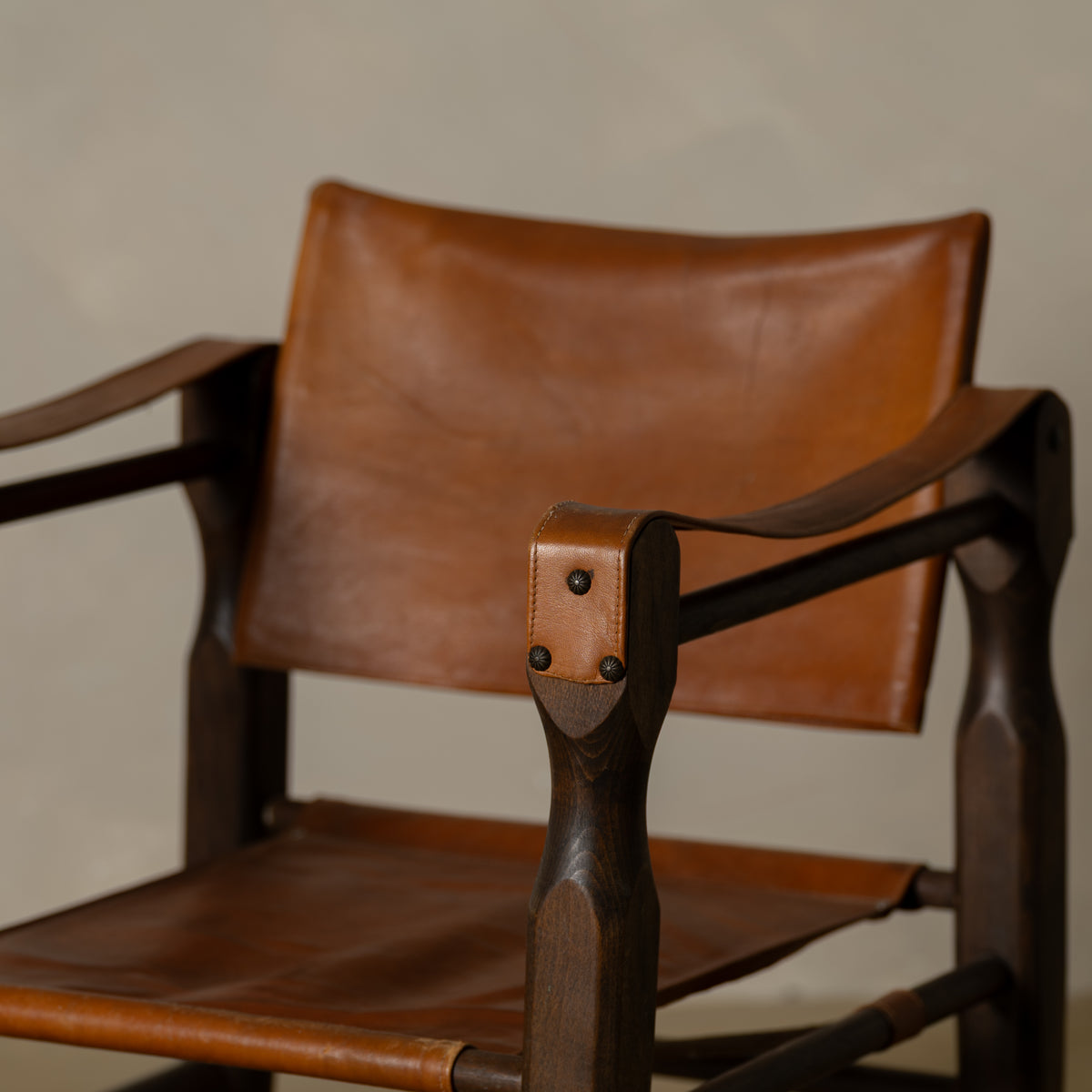 SILLÓN SAFARI EN MADERA Y CUERO — EUROPA, CIRCA 1960–1970