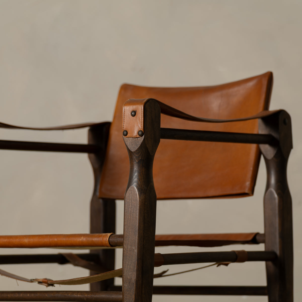 SILLÓN SAFARI EN MADERA Y CUERO — EUROPA, CIRCA 1960–1970