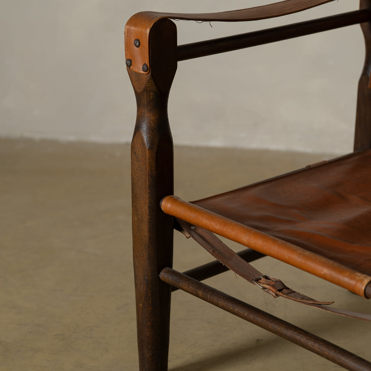 SILLÓN SAFARI EN MADERA Y CUERO — EUROPA, CIRCA 1960–1970