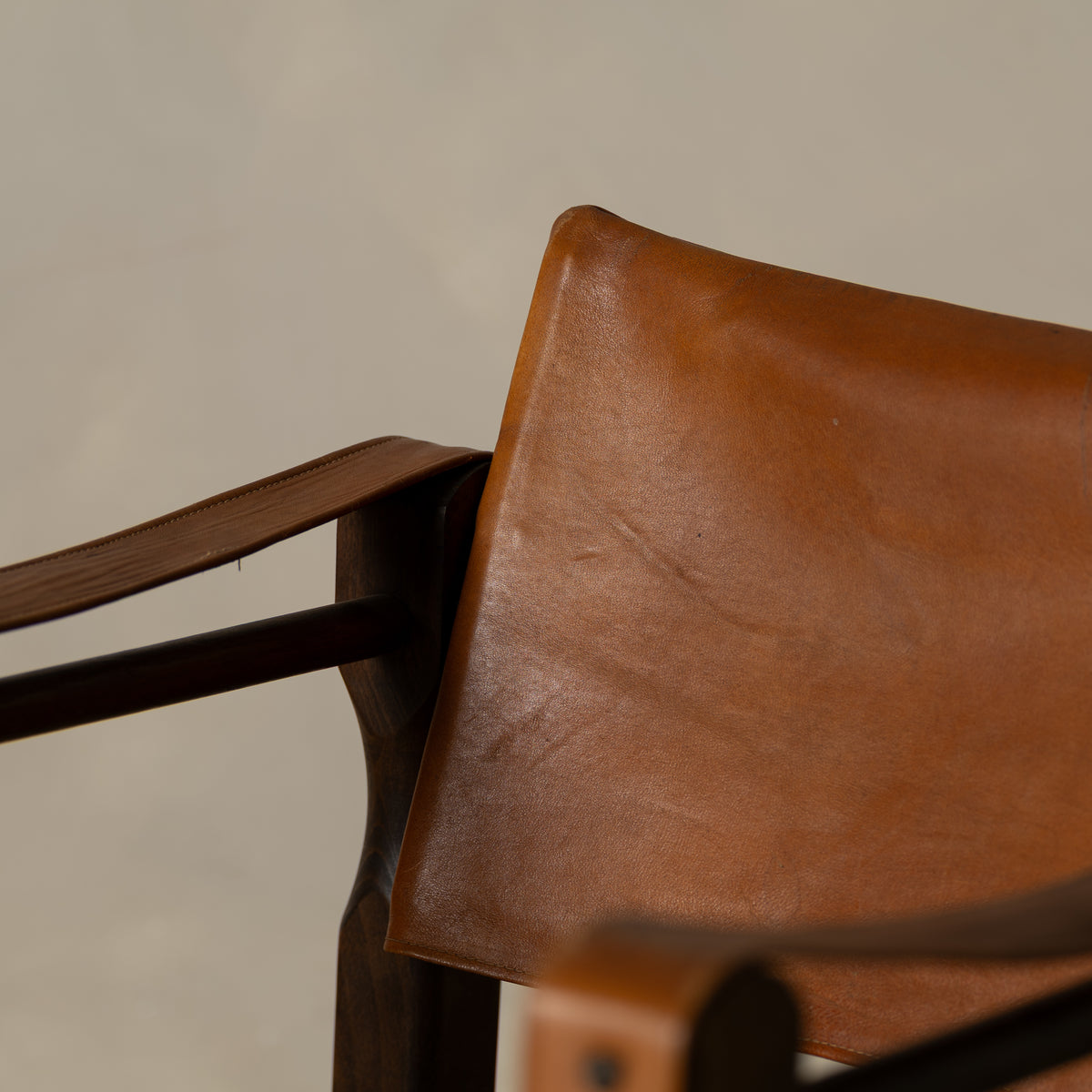 SILLÓN SAFARI EN MADERA Y CUERO — EUROPA, CIRCA 1960–1970